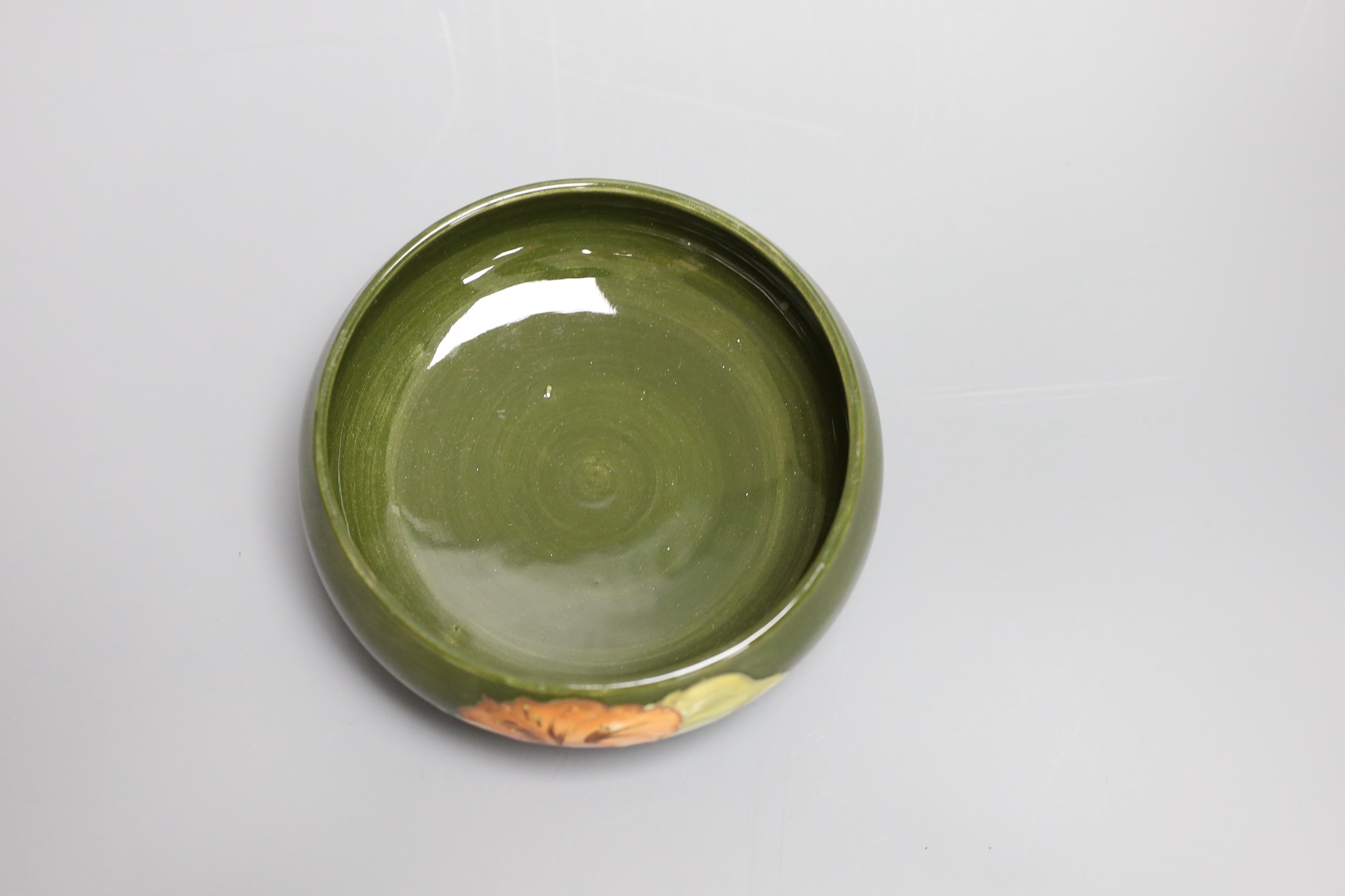 A Moorcroft hibiscus pattern powder bowl and cover, 15cm diam.